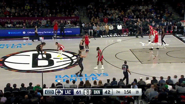 在今天进行的快船和篮网的比赛中，发生了让人热泪盈眶的一幕。当时比赛进行到了第二节