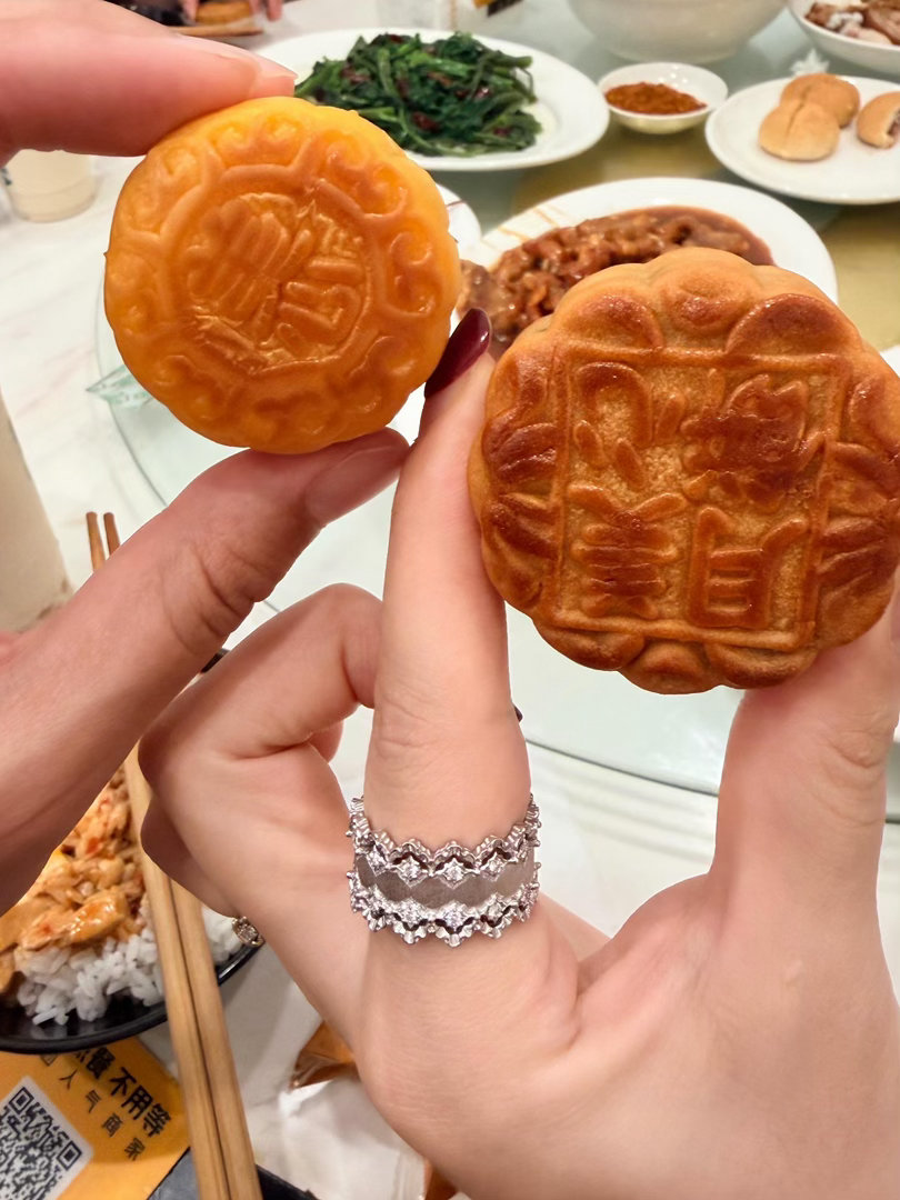 哇！李梦祝大家中秋节快乐！ ​​​