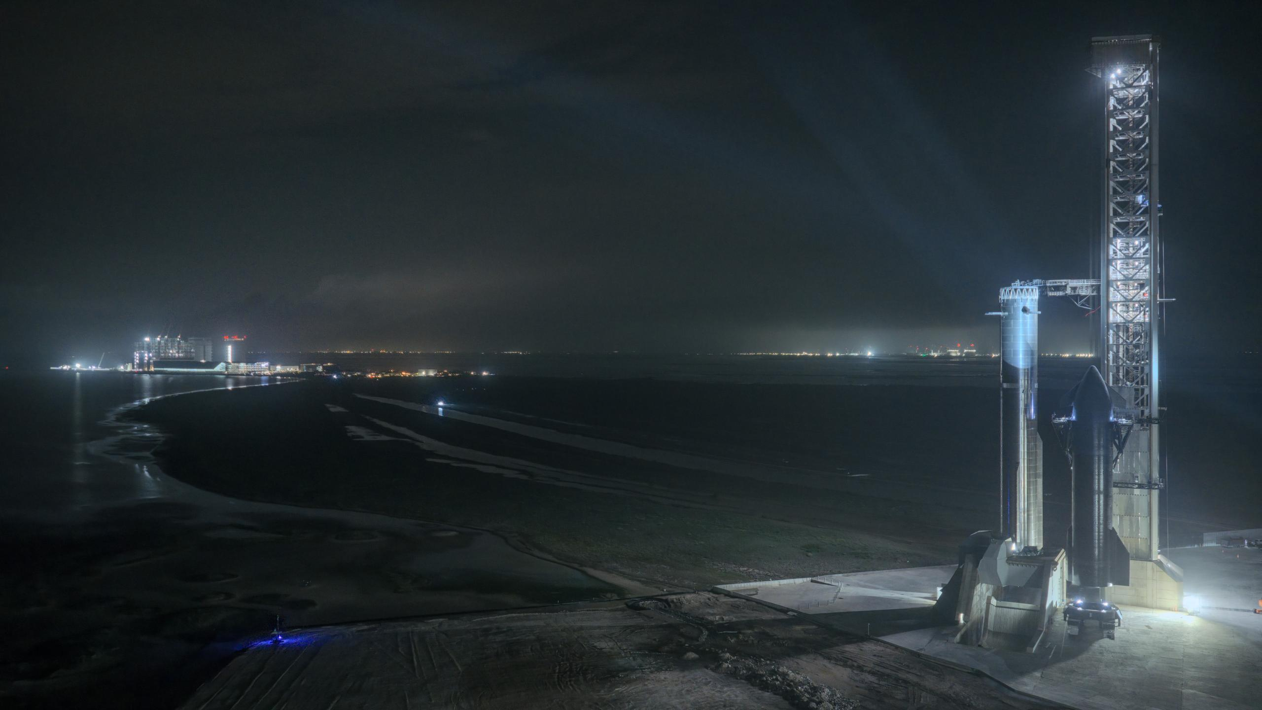 星舰与超重型火箭 V3 首次共同出现在星际基地发射场。 