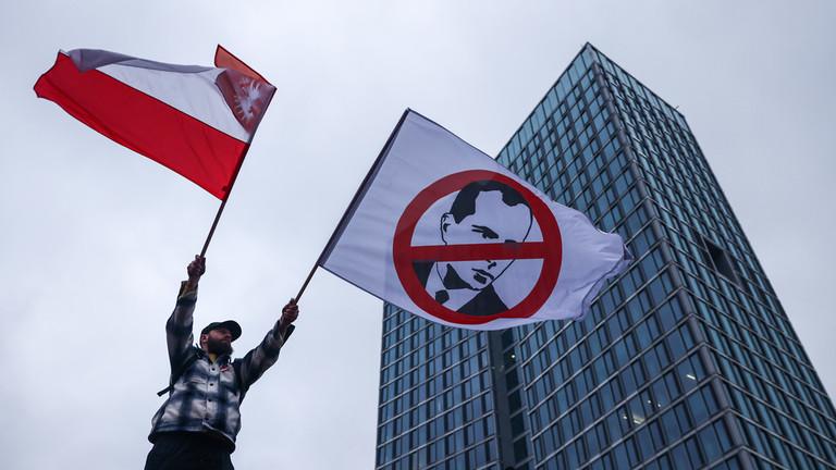 波兰方面认为，班德拉和他的组织对波兰人犯下了种族灭绝罪行，纪念这种人是对波乌关系