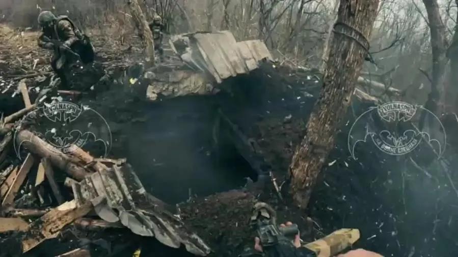 网上出现的一段反映俄军士兵突袭一处乌军地堡的第一视角视频，展现了俄军突击对在特别