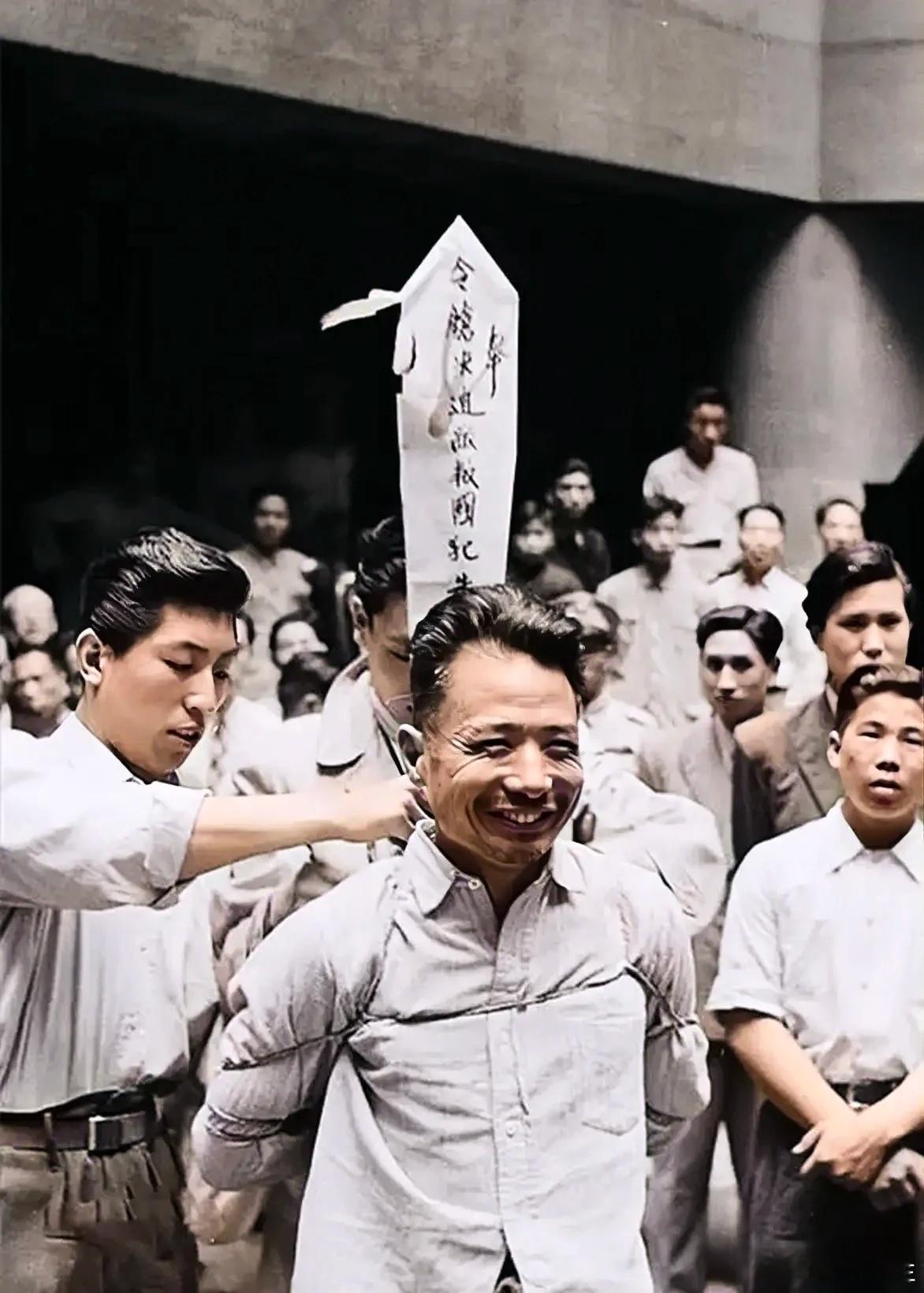1949年，臭名昭彰的汉奸朱大同被枪毙，周围骂声不断，可他脸上却挂着笑容，陈毅知