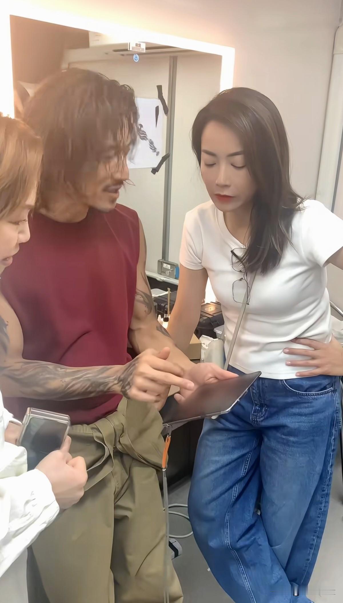 霍汶希是谢霆锋进英皇后的经纪人，陪着谢霆锋几十年，据说比亲姐弟还亲。
你们说说，