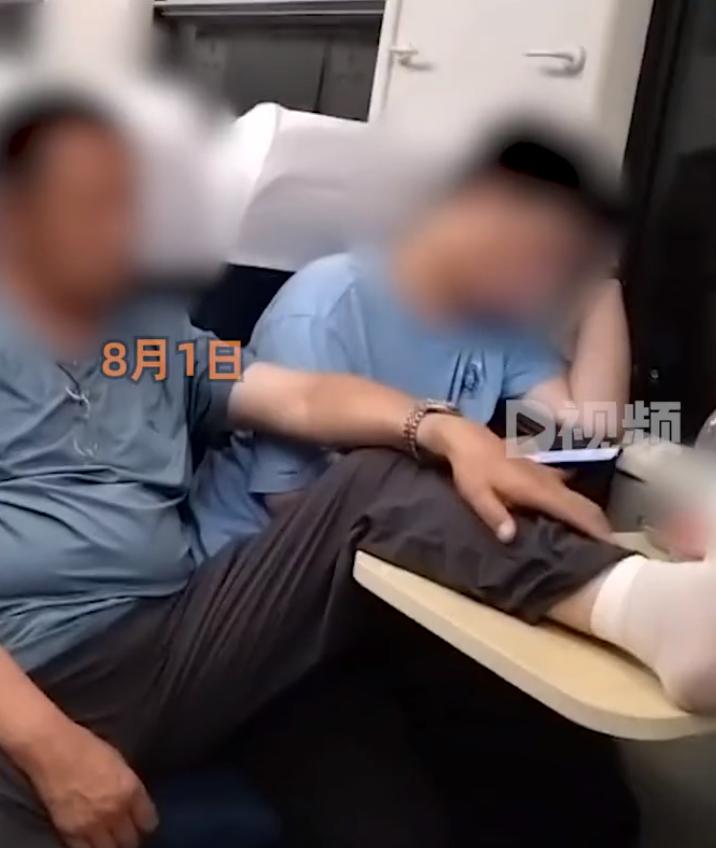 【，客服：会记录不文明行为】8月1日。网友发视频称，在火车上一大叔脱鞋把脚放在桌