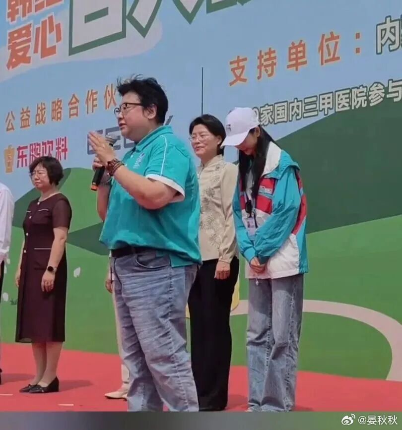 冯小刚不该一直沉默韩红致歉，话写得挺诚恳的。我觉得，“走个面儿”这件事，该告一段