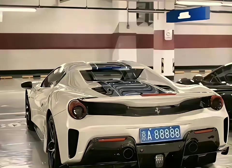 网友：到底是“车凭牌贵”还是两个都贵，两辆车你会选哪个呢？