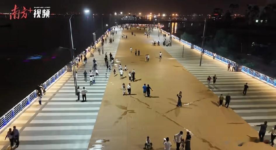 在湛江经开区广州湾大道的最南端，有个浪漫的地方叫情侣码头，几年前这里的夜市曾经一