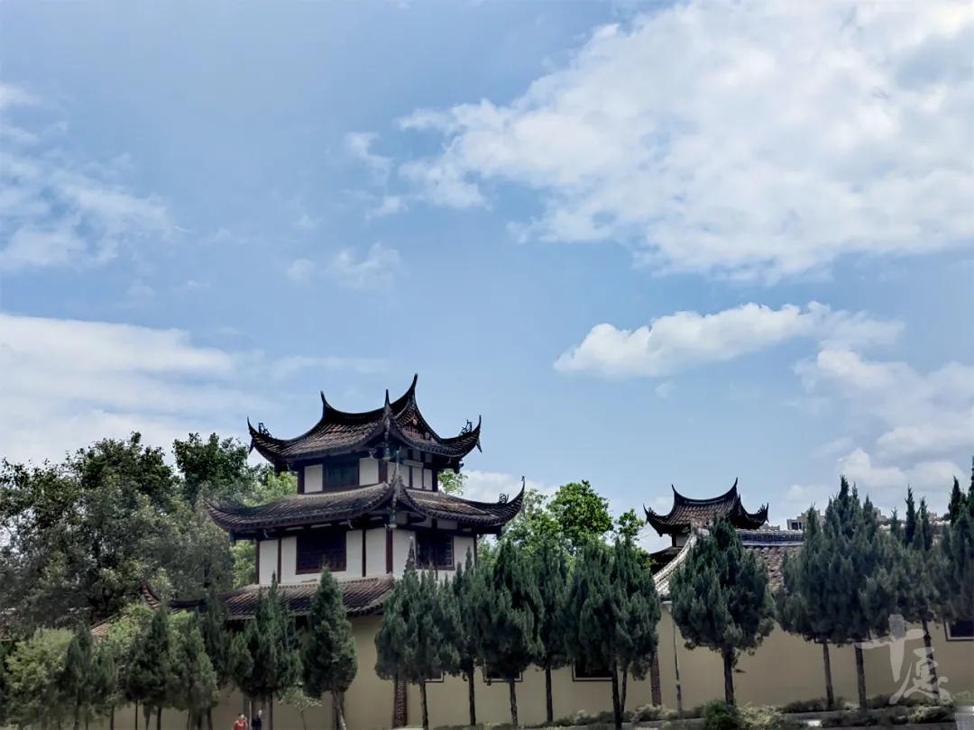 你若计较
鸡毛蒜皮也能伤你
你若释怀
风风雨雨也不畏惧
人生，是认真与看淡
也是