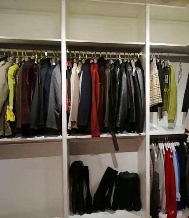 都说岁数大了就别多买衣服了，一点用没有，等人死了都会被儿女扔掉。

刚才看到一个