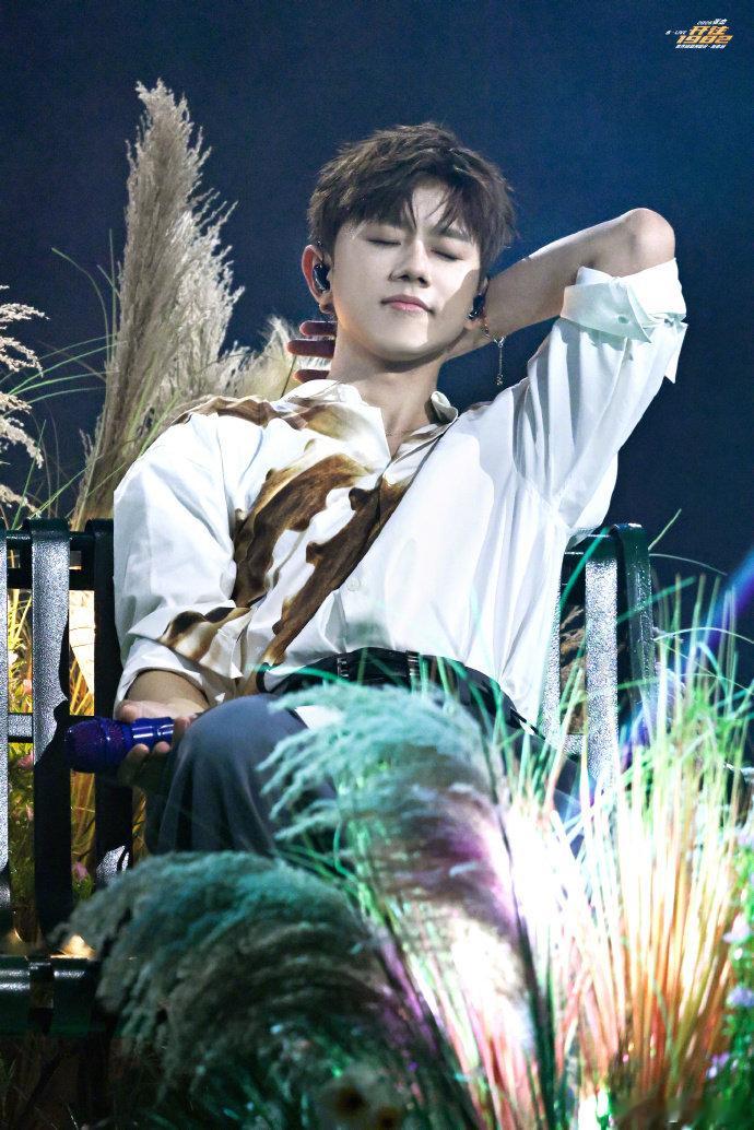 张杰想留在这场大梦不醒 张杰用歌声诉说执念，舞台三连问直击人心，满是想留在这场大