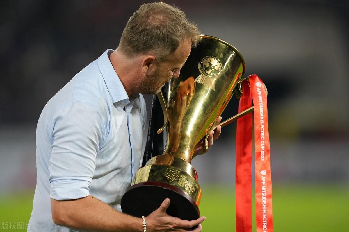 中国男足把对手主帅干下课了？[捂脸]奖金发不出，以违约金来抵消吗？[what]激