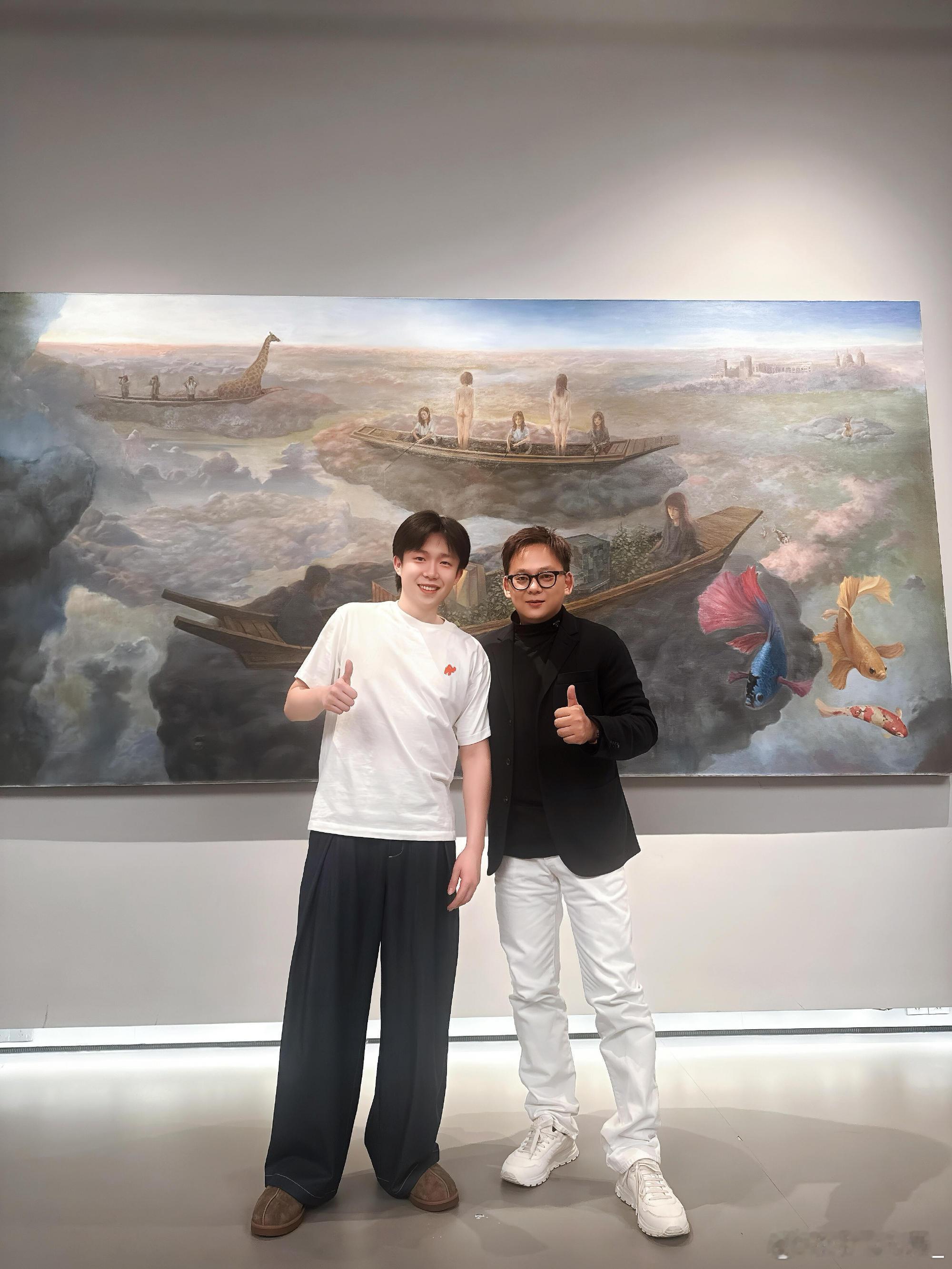 新鲜出炉的照片！这俩人是谁啊？ 