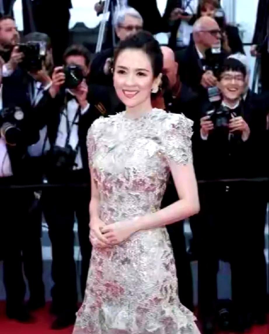 章子怡这两块布，真把老外给震住了。

戛纳红毯上，就一件黑白拼接的分体装。短上衣
