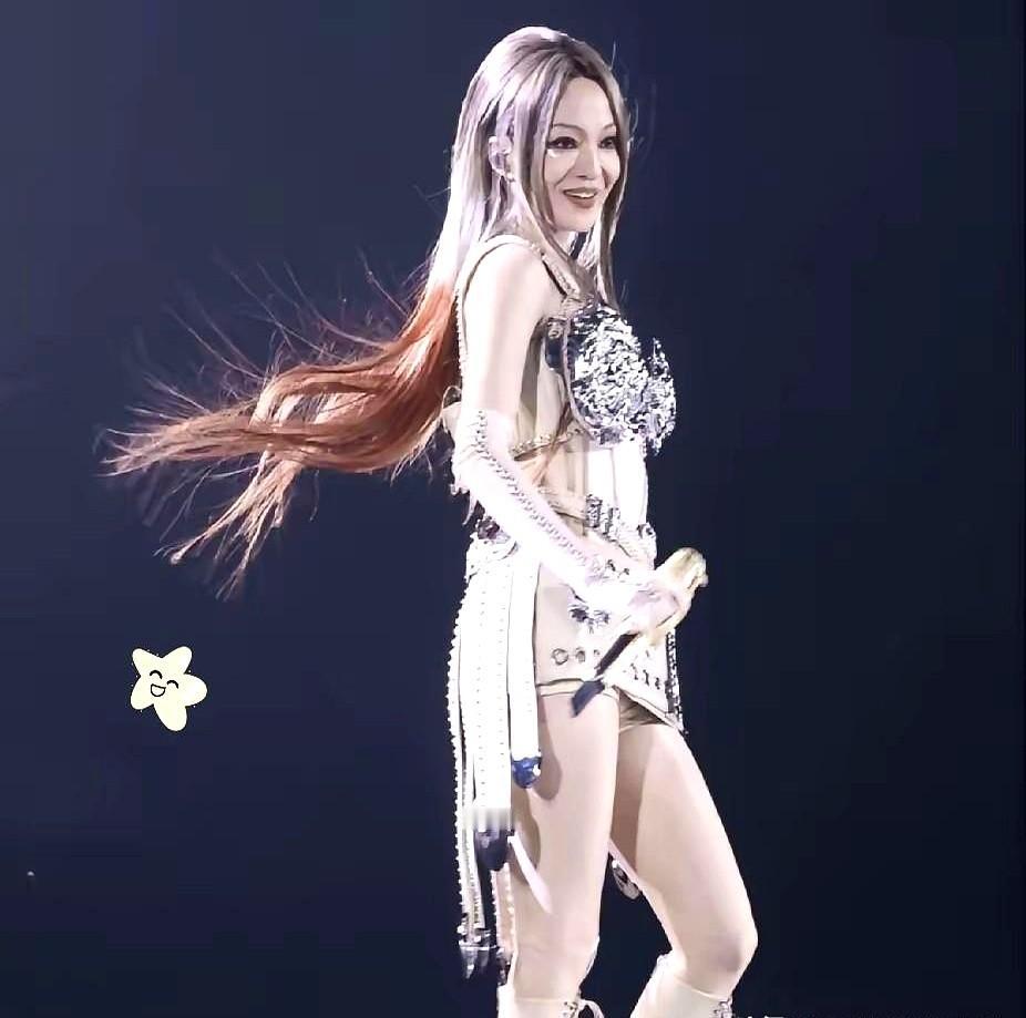 张韶涵为什么还不结婚？
答案很简单，昨晚的演唱会她就把答案唱了出来，那个快43岁