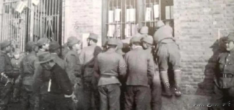 一群日本士兵围在慰安所外面，他们迫不及待的想要进去，有几个鬼子士兵扒拉在窗户的围