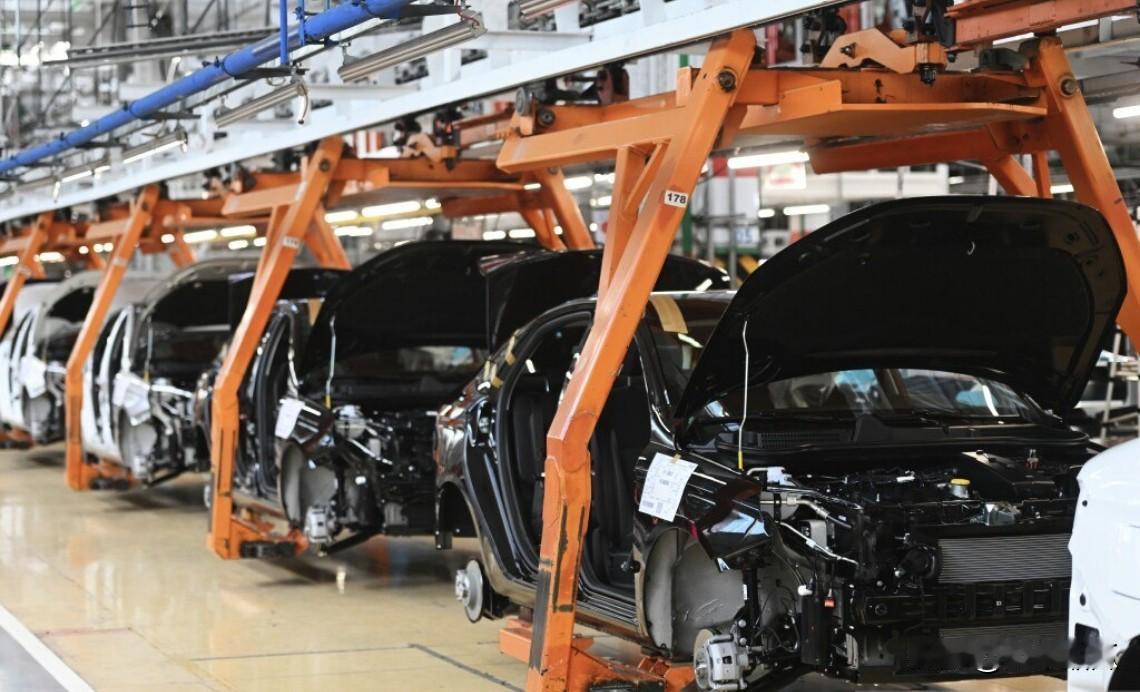 俄罗斯魔怔了据俄罗斯汽车统计局（Avtostat）数据显示，2025年俄罗斯共售