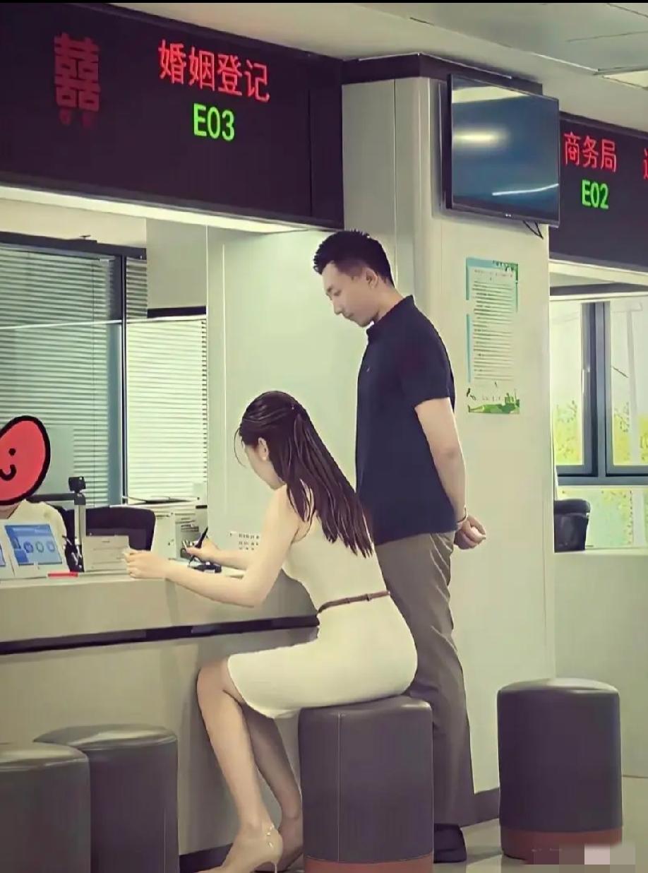 考眼力！
以你来看，凭你的经验，你觉得他们这是在办结婚手续，还是在办理离婚手续？