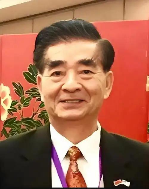 你敢信吗？一个被美国安插在中国潜伏了多年的间谍头子，居然是个天天笑眯眯、热心肠到