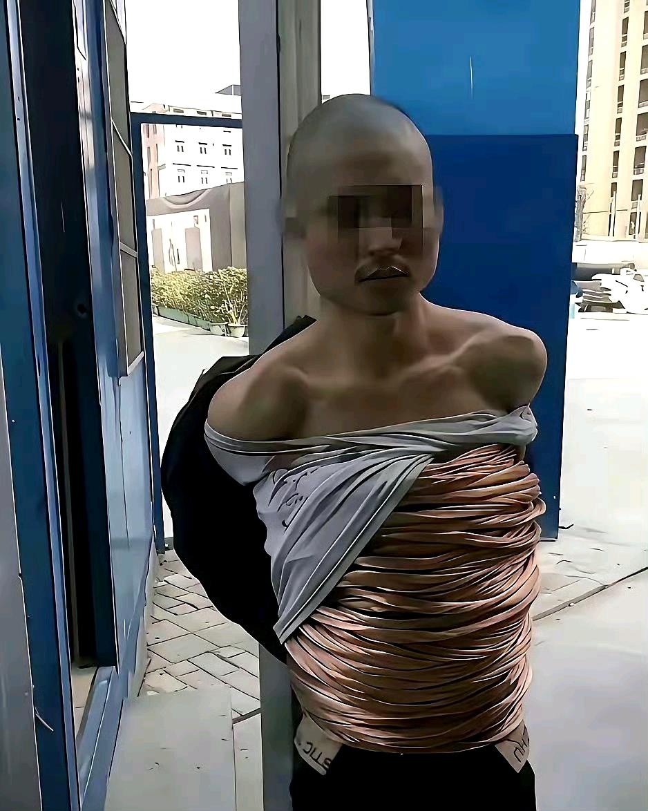 随着铜价不断提高，有些人就动起了歪脑筋，竟然开始偷铜了。
看看这位小哥，竟然打起