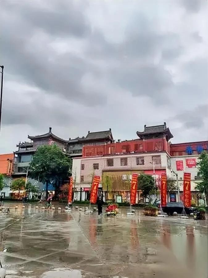 国庆中秋凑一块，我家群里静得能落针。

不是没人放假，是我们兄弟姐妹都默契地“不