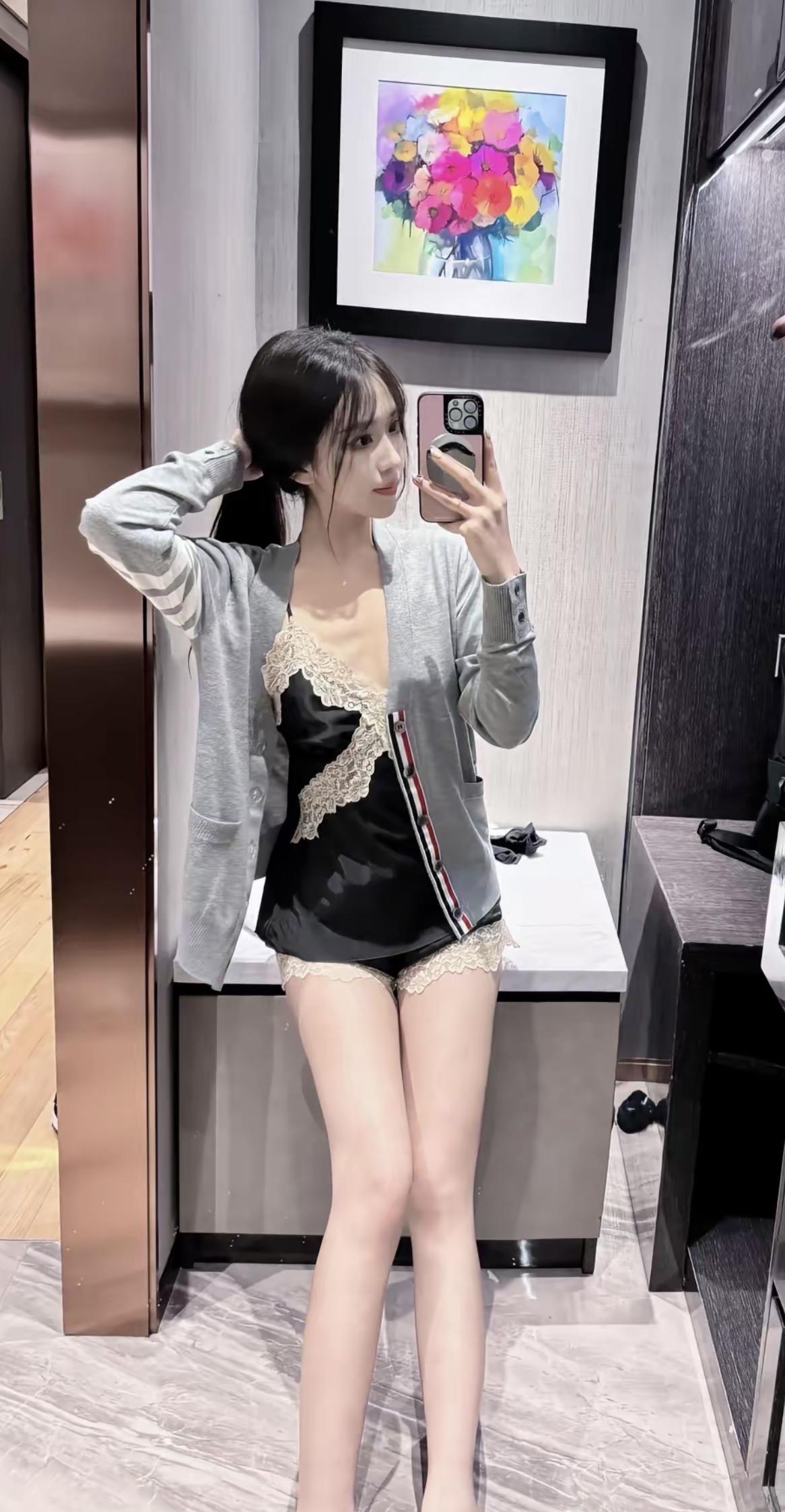 甜美穿搭指南：粉色手机壳与蕾丝吊带裙的完美搭配💖