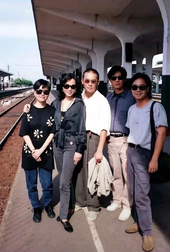 五个朋友在火车站合影，阳光明媚。90年代的一张合影，我就问你认识几位？70%的人