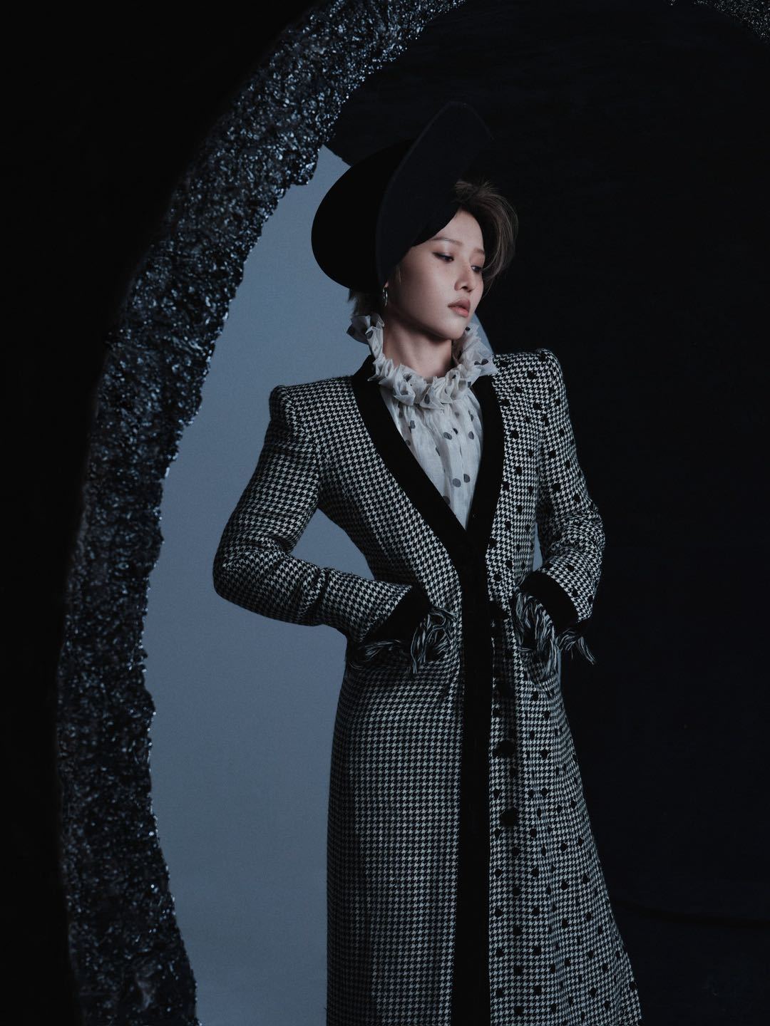 刘雨昕头顶了个扇子 是谁把扇子戴出了艺术感？出发爱奇艺尖叫之夜的这套造型好高级，