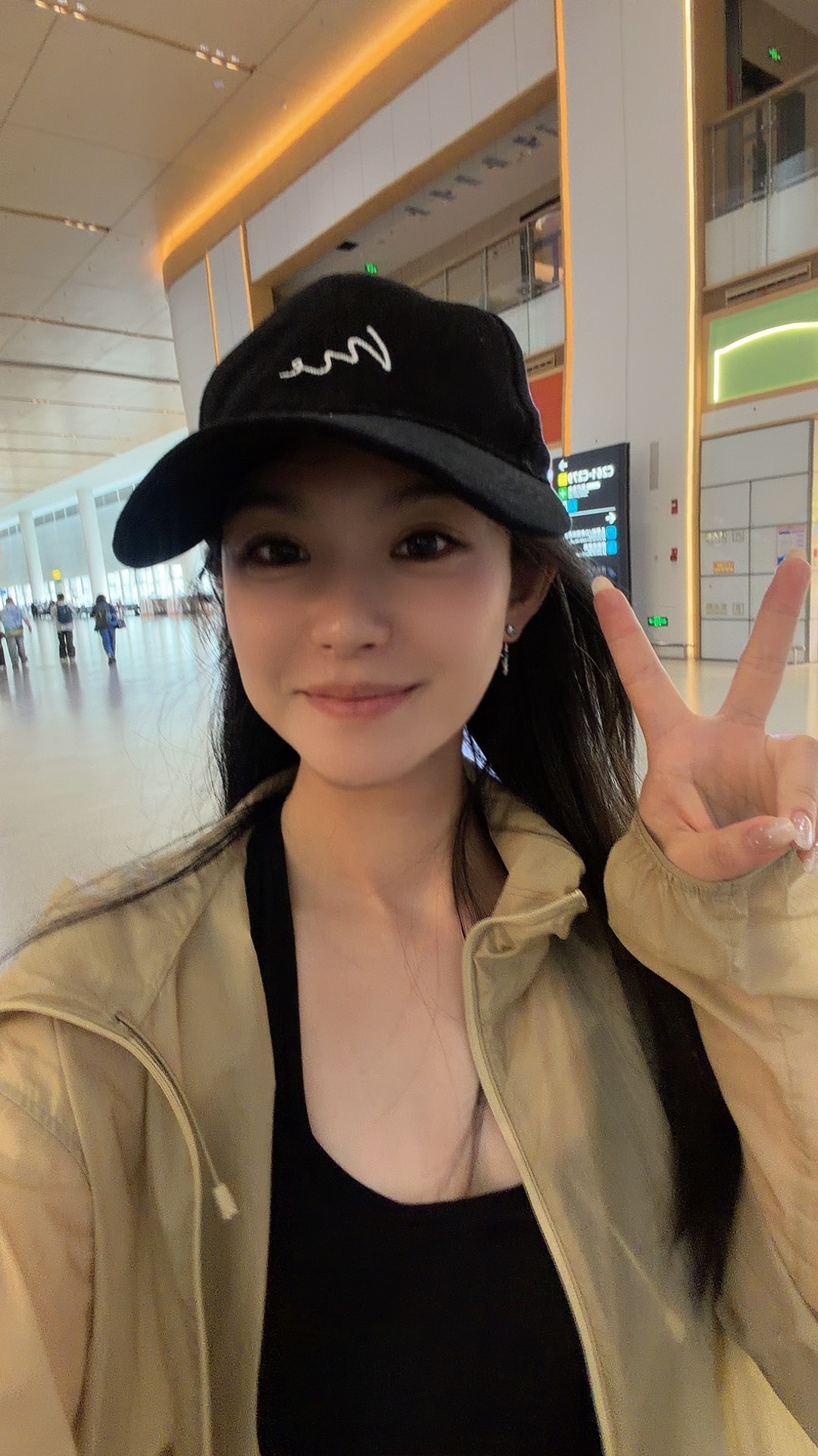 落地乌鲁木齐机场！！开心的事：今天是直飞，只飞了4小时到达新疆不开心的事：马上还