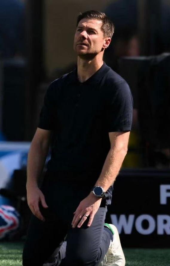 阿隆索下课，执教皇马才半个赛季。顶级豪门主帅不好当，球星远比主帅地位高。皇马任命