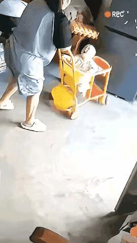 不配为母！
小孩哭闹是正常的！
不找原因，反而粗暴地提起婴儿车，孩子头着地摔在地