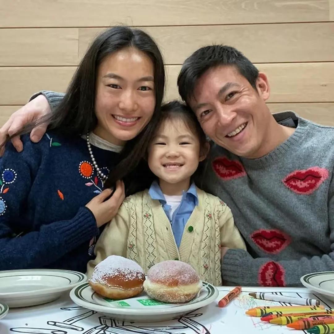 终于，冠希哥宣布今年3月在香港复出！！
阔别娱乐圈15年，黄金时期已过…
陈冠希
