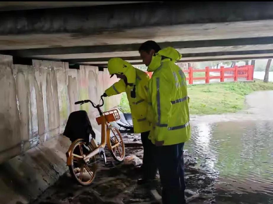 上海警方的意外“收获”：从“疑似自杀”到网逃落网

最近，上海发生了一起令人瞩目