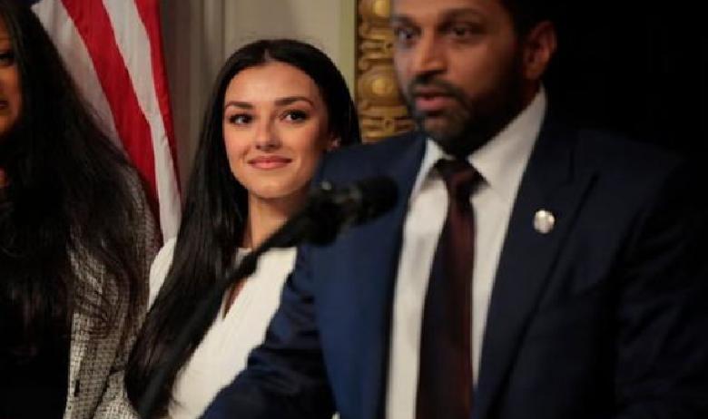 就在刚刚
 
美国前FBI特工突然宣布了指控。
 
爆料指向的是一位被帖子称作“