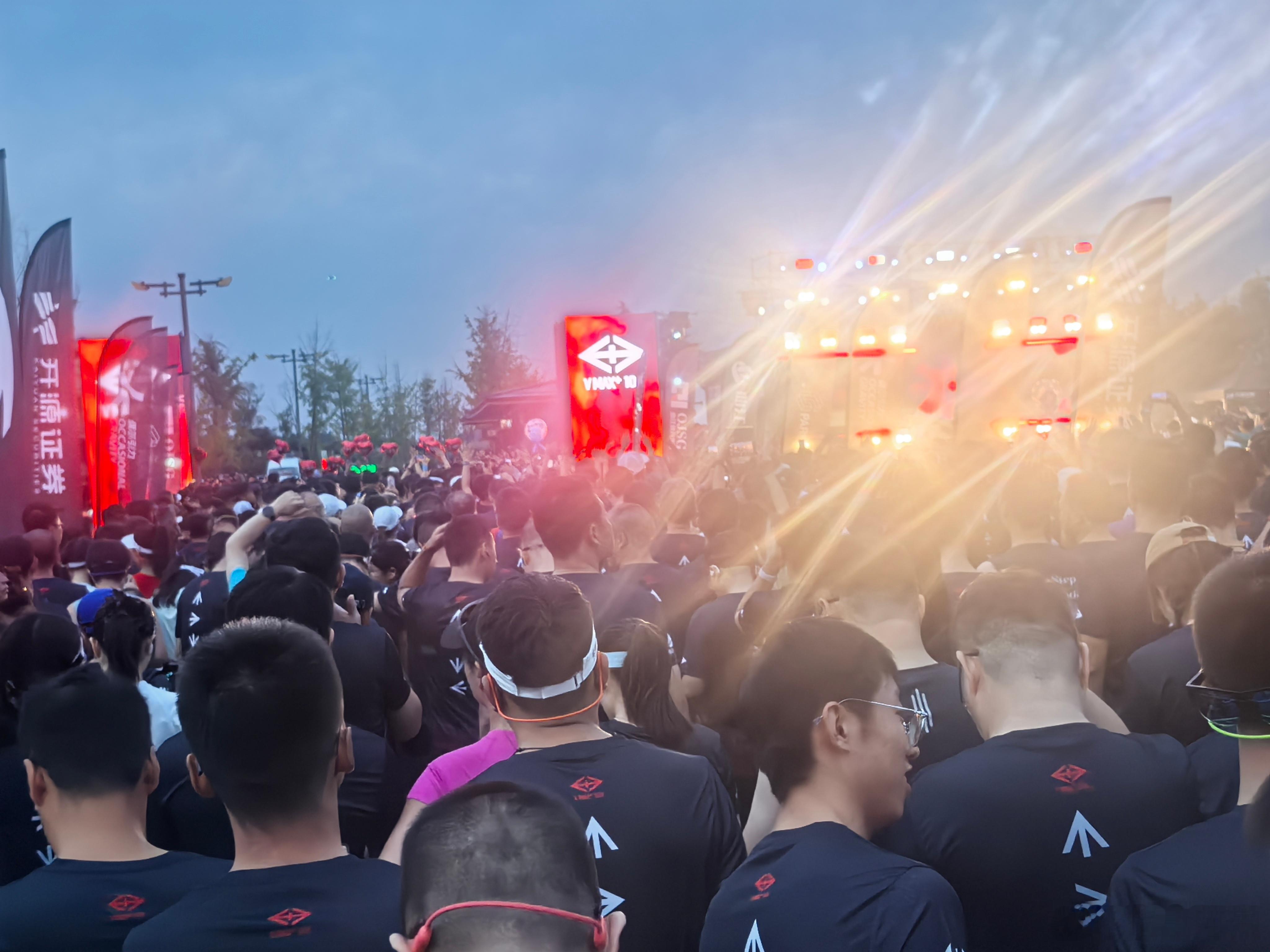 【早安 中国】从早春的第一片新芽冒头，到深冬的第一场雪落肩头，你踏踏实实走过的每