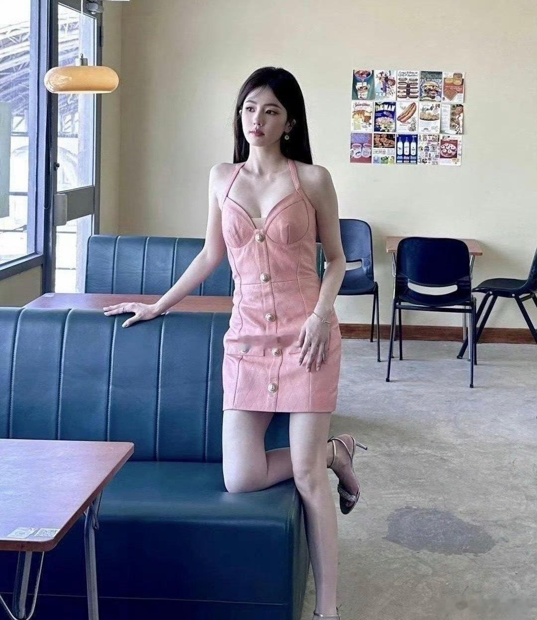 白鹿这颜值身材居然有人说她很普，估计是嫉妒吧！白鹿奔跑吧下一季投票第一 