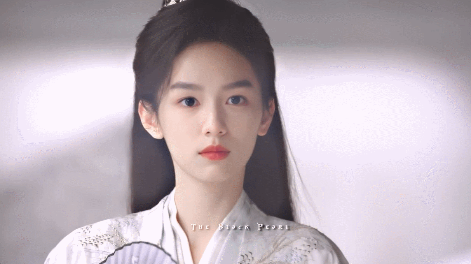 【周也 刘亦菲】＂我远远瞧见个婀娜人影，正道谁家的姑娘生得这般惊艳，一个背影就迷