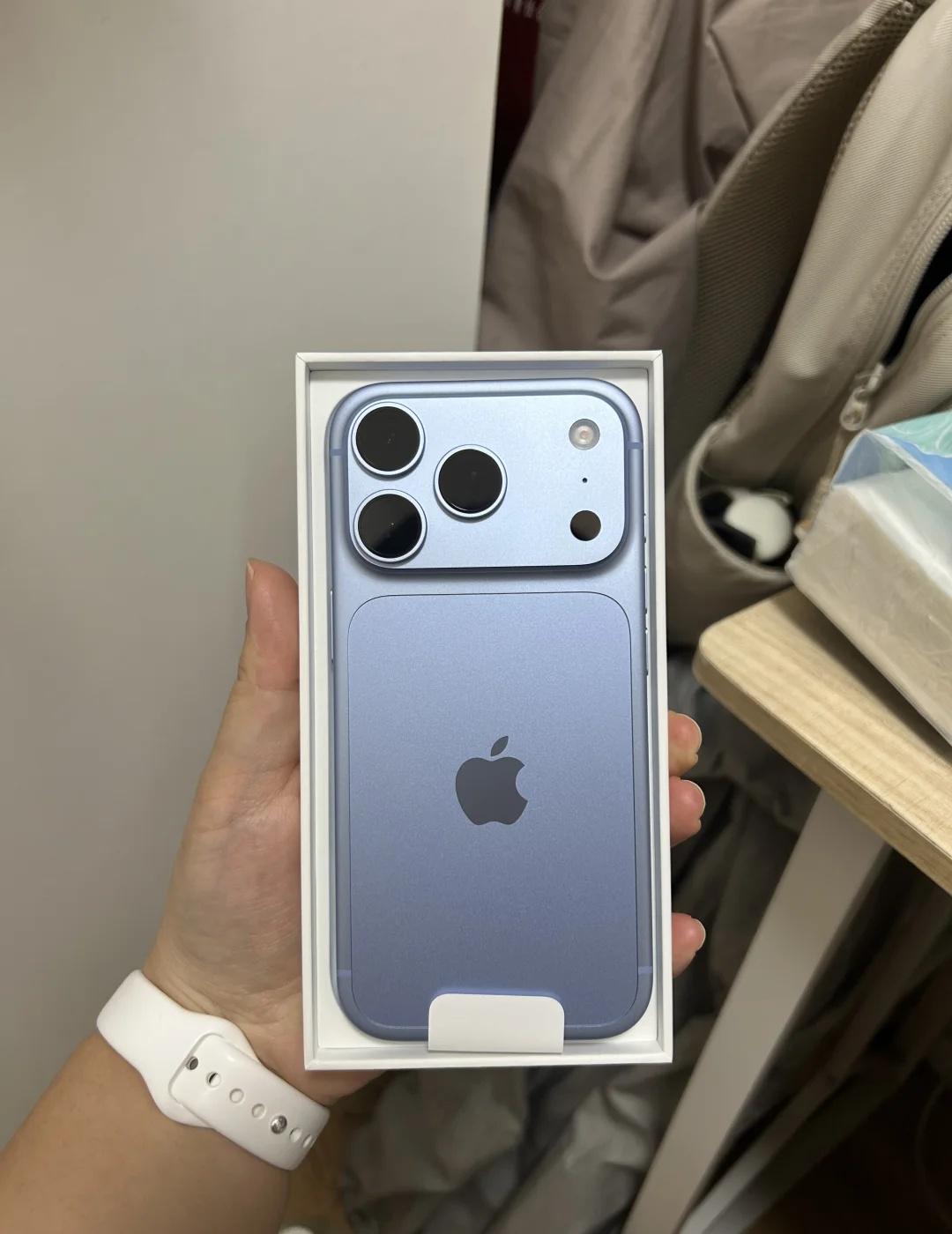 iPhone18pro的蓝色好好看
这个颜色好神秘，光线暗的地方是深蓝，光越强它