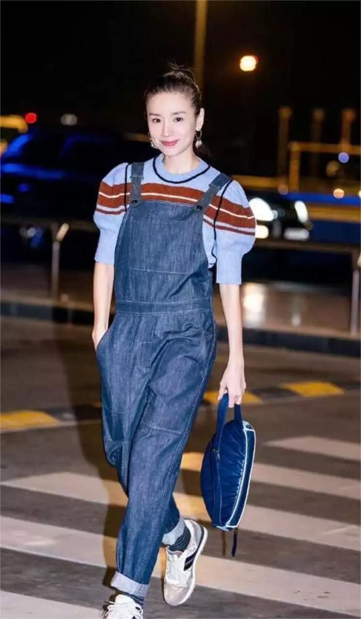 被董洁的春装穿搭惊艳了！条纹毛衣搭配“初恋裤”，时尚高级又减龄，仿佛让人看到了青