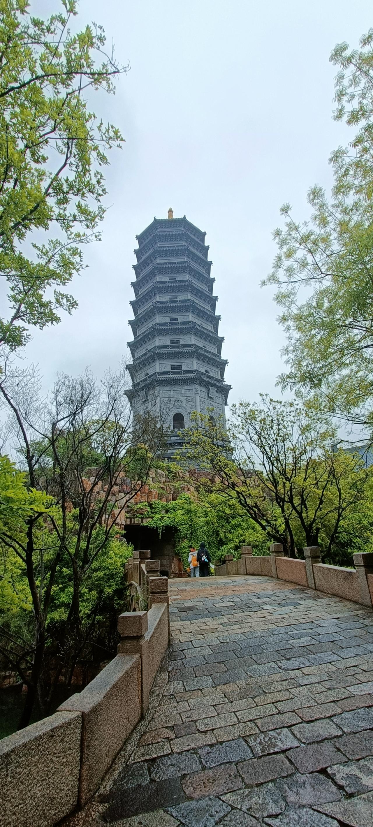 探访千年古塔，感受历史韵味。
上联:古塔耸翠林，
下联:游人赏春色。
