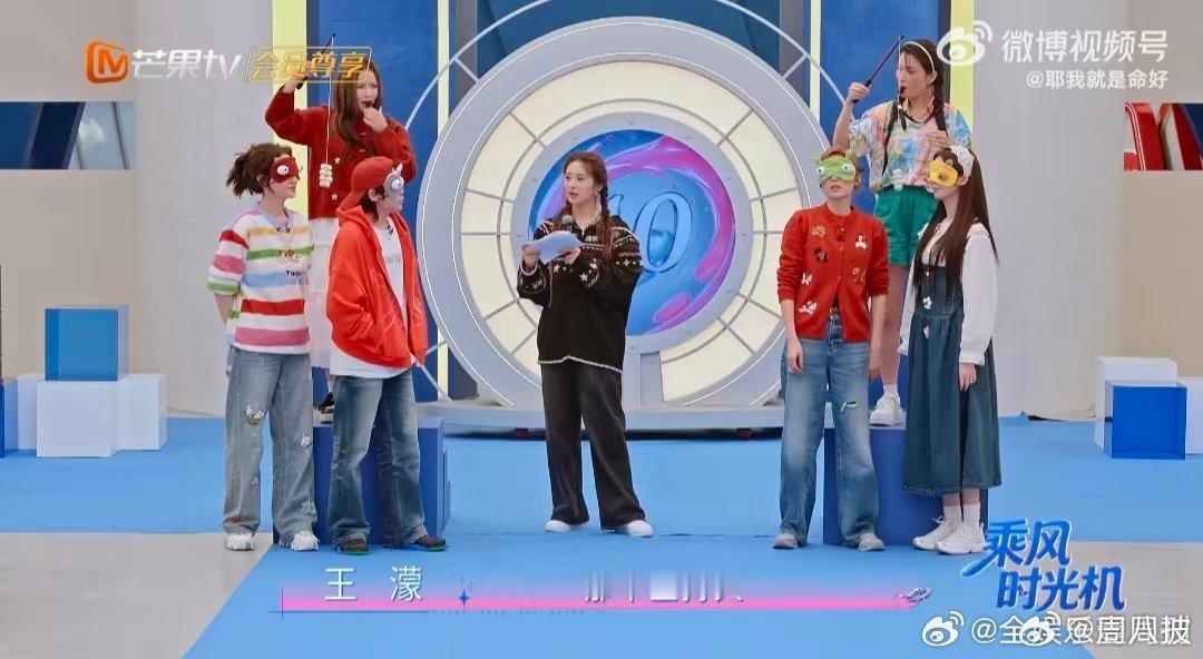 李小冉捂嘴王濛乘风2026没有刻意拘谨的相处模式，尽显两人熟络的情谊 