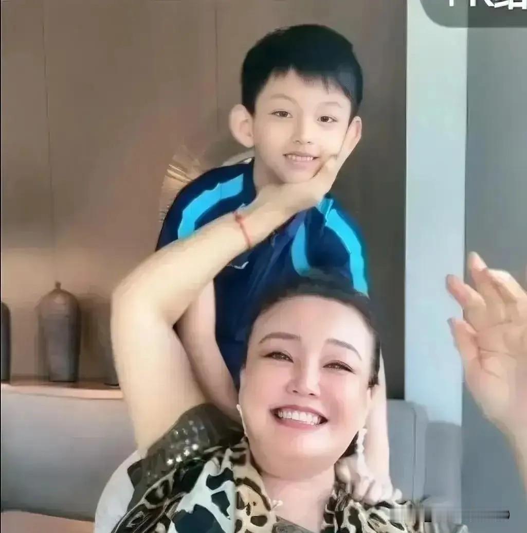 不得不承认，兰姐的内心格局与抗压能力，真的远超常人，每次直播只要玥儿、霖霖在身边