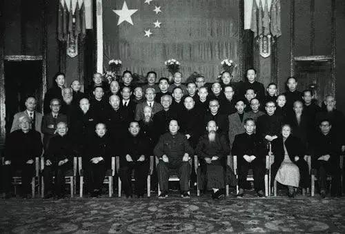 香凝先生:
       承赠笔,承赠画集,及《双清词草》,都收到了,十分感谢。