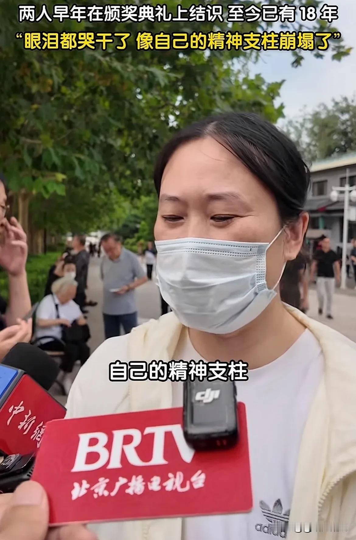 唐师曾追悼会，诸多老友现身送别，儿子首度现身，非常帅气芙蓉姐姐哭到眼泪枯竭，曝两