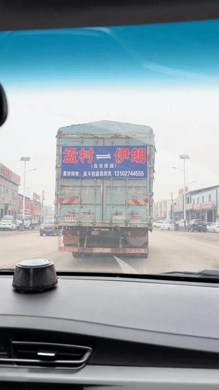 这个收废品的货车司机生意做的还挺大的？
竟然还能高价回收坦克？战斗机？
尤其是看