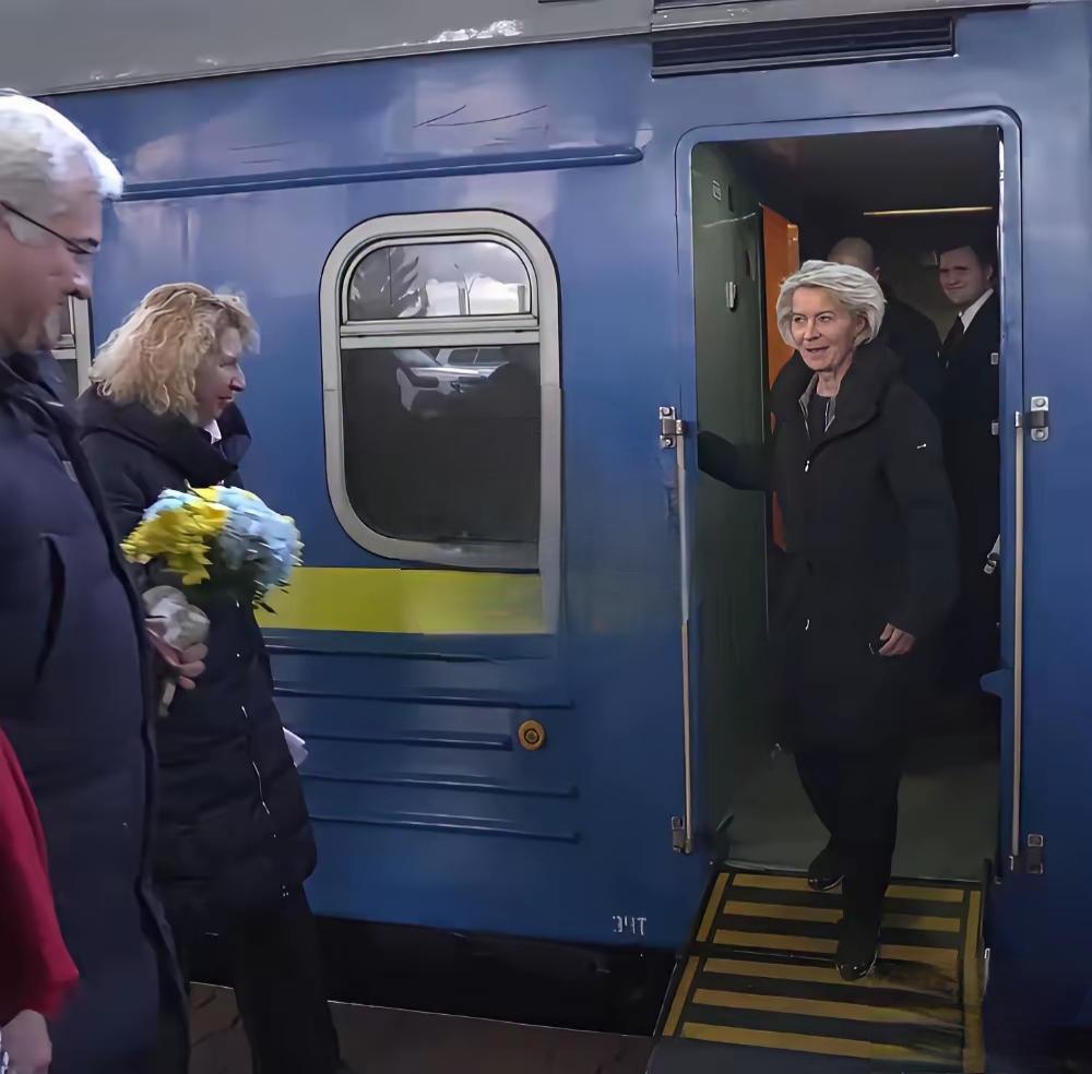 冯德莱恩第十次踏上基辅的土地，依旧精神饱满。俄乌冲突迎来四周年，她特意选了这个“