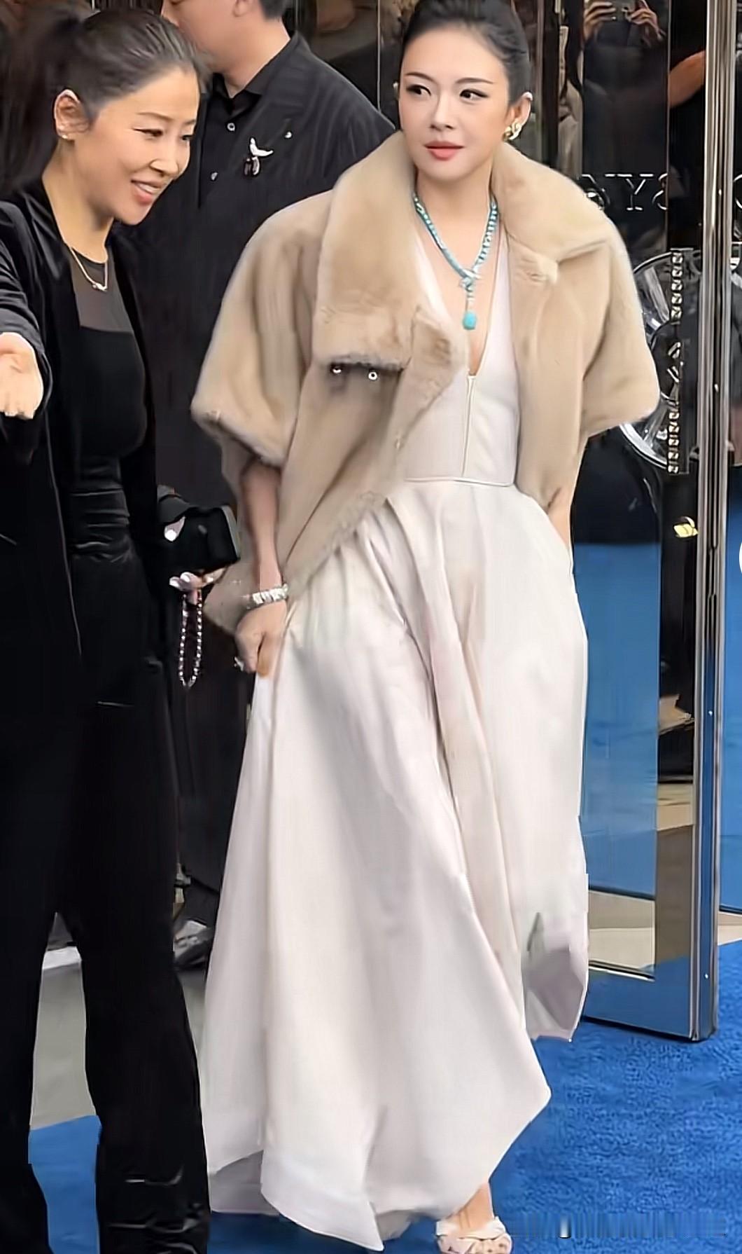 章子怡惊艳出场
最近章子怡出席活动，胶原满满，让人感叹这五十岁的人居然有这好的状