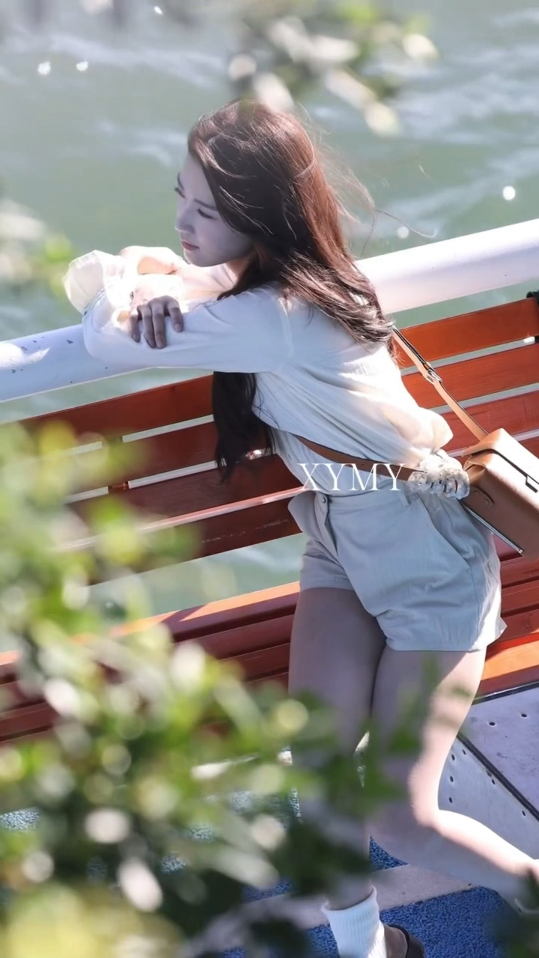 云厘女神我们想追你🥰卢昱晓海边长椅上吹风路透 ​​​