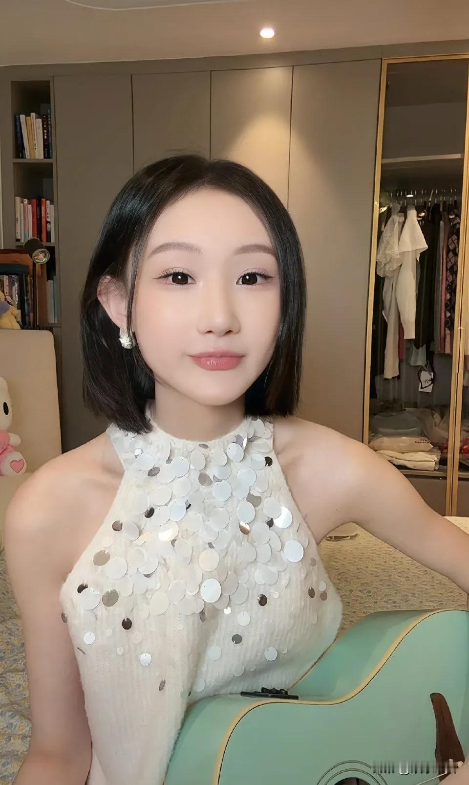 想不通啊想不通，陈雪凝又漂亮又有才华，还年纪轻轻就出名了，收入并不差，但是面对和