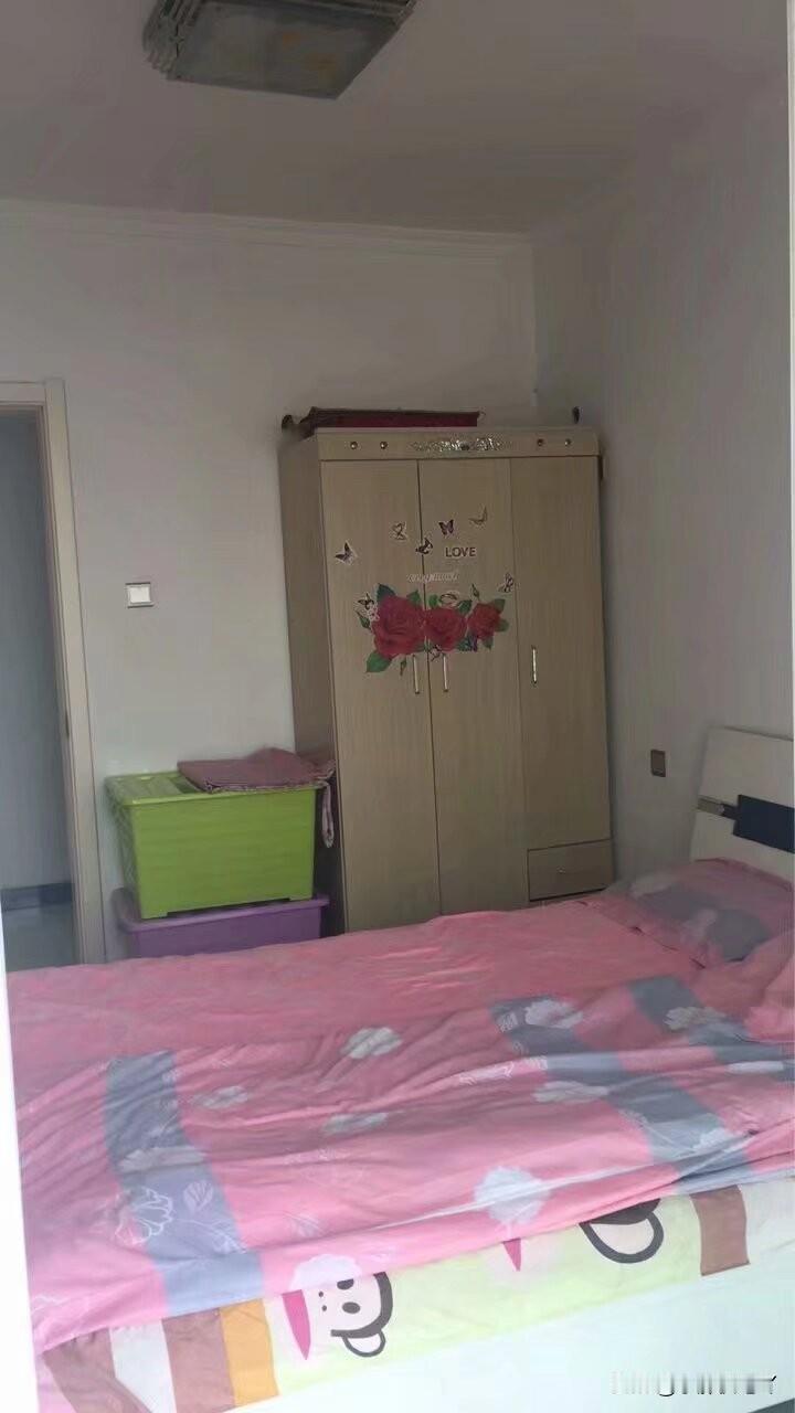 我就独来独往，因为我知道靠近我的人大都不怀好意，所以干脆冷冷淡淡对他们，大概他们