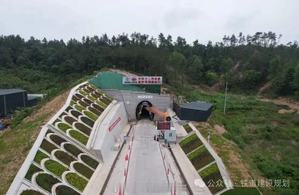 国铁头条【全国首条机场货运铁路，明年投运】鄂州融媒讯：5月15日，花湖国际机场铁